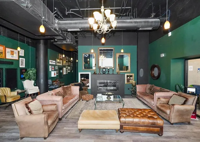 Business Ready 2br In South Loop With Skyline View, Optional Parking & Gym Access Close To Mccormick, Downtown & Cta