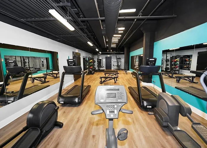 Business Ready 2br In South Loop With Skyline View, Optional Parking & Gym Access Close To Mccormick, Downtown & Cta Chicago