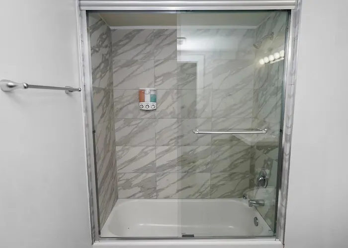 Business Ready 2br In South Loop With Skyline View, Optional Parking & Gym Access Close To Mccormick, Downtown & Cta *