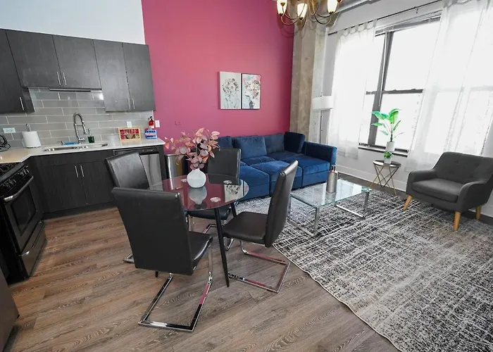 Business Ready 2br In South Loop With Skyline View, Optional Parking & Gym Access Close To Mccormick, Downtown & Cta
