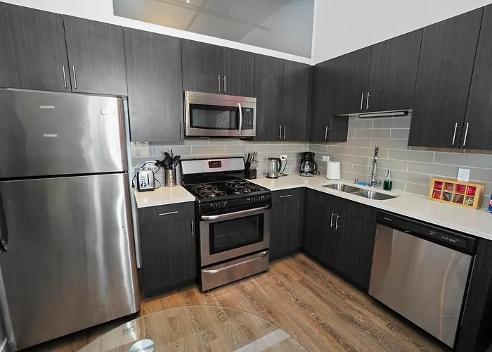 Business Ready 2br In South Loop With Skyline View, Optional Parking & Gym Access Close To Mccormick, Downtown & Cta Chicago