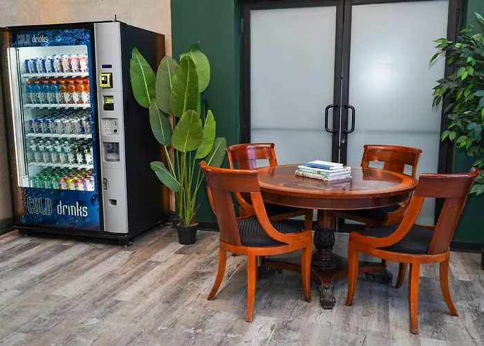 Business Ready 2br In South Loop With Skyline View, Optional Parking & Gym Access Close To Mccormick, Downtown & Cta Chicago