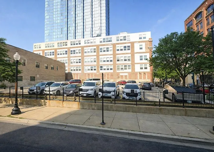 Business Ready 2br In South Loop With Skyline View, Optional Parking & Gym Access Close To Mccormick, Downtown & Cta
