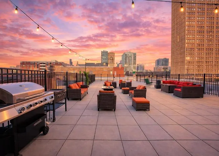 Business Ready 2br In South Loop With Skyline View, Optional Parking & Gym Access Close To Mccormick, Downtown & Cta Appartamento *